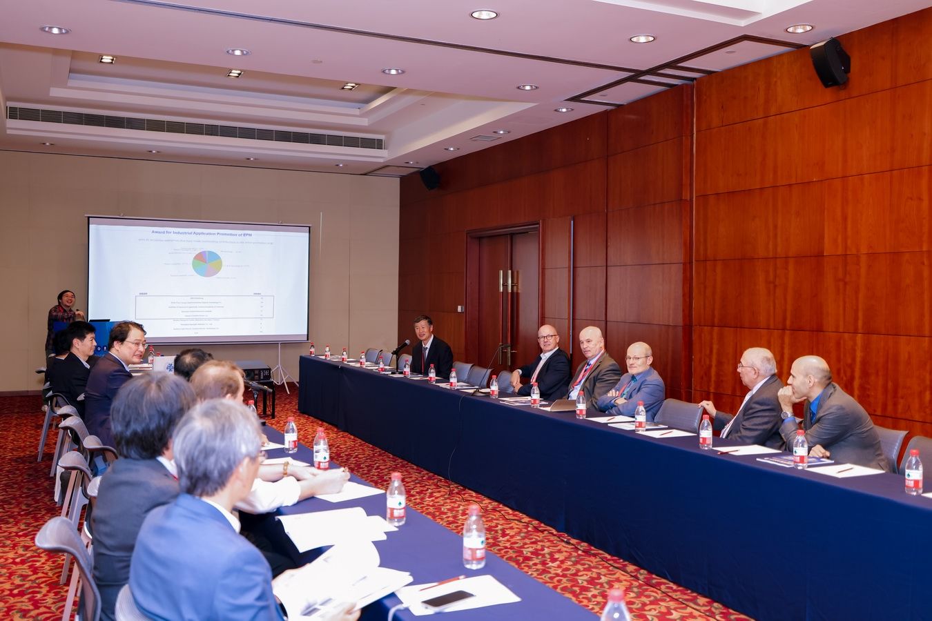 调整大幼 会议大图.jpg